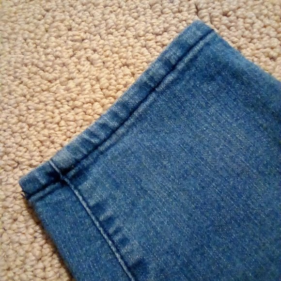 D. Jeans Ankle Style, Size 10, Worn Look, mid rise - Picture 5 of 7